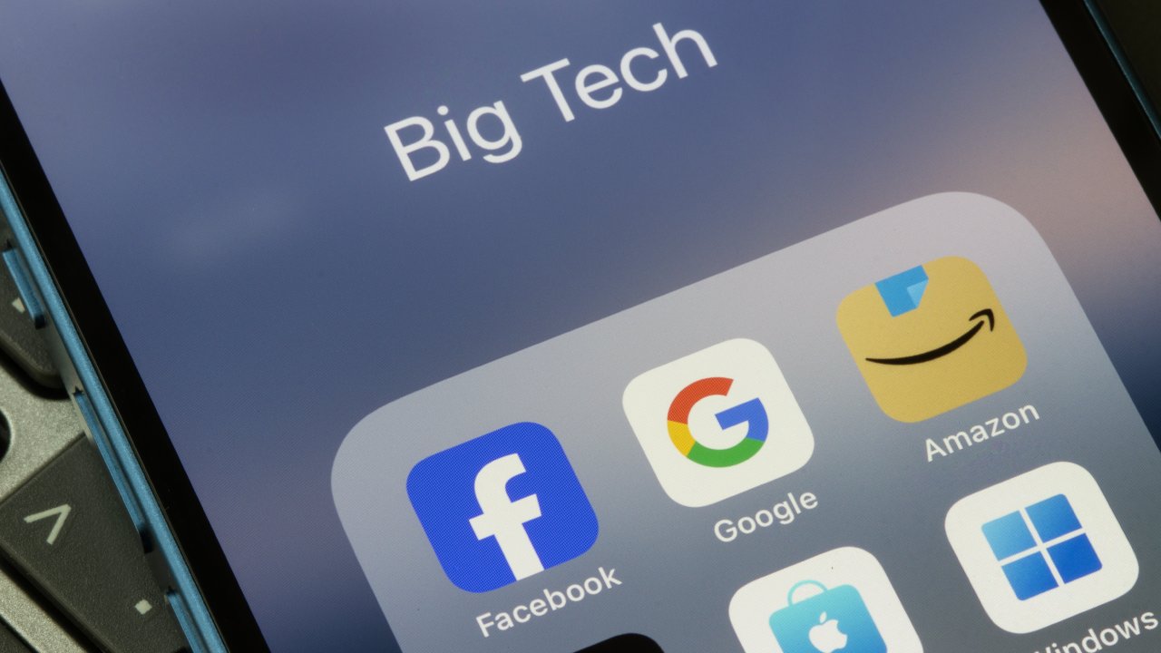 Comment les Big Tech Sacrifient des Milliers d'Emplois pour Gagner la Course à l'IA